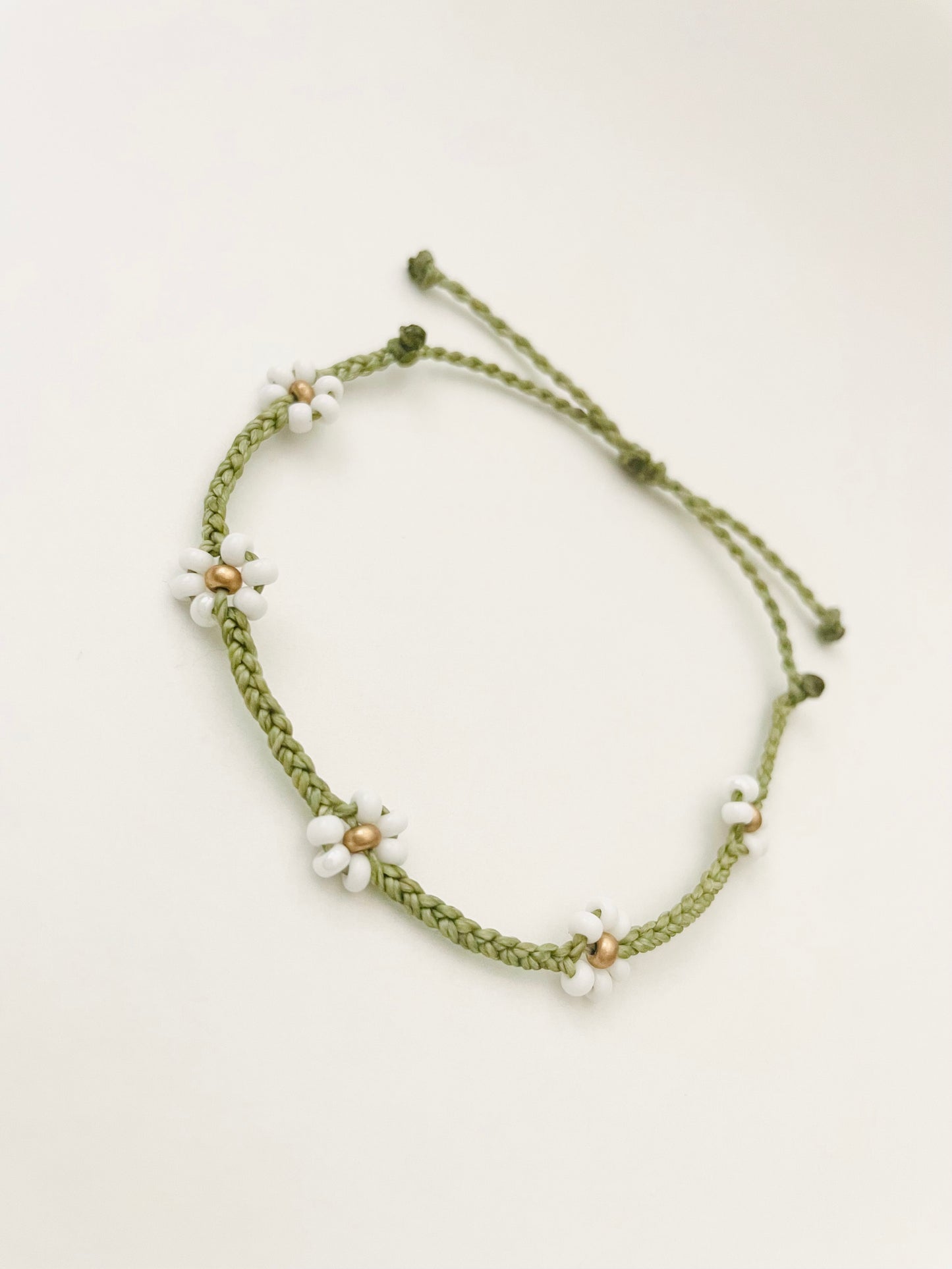 Green Adjustable Braided Daisy Flower Bracelet, Floral Bracelets for Women, Cord Bracelet
