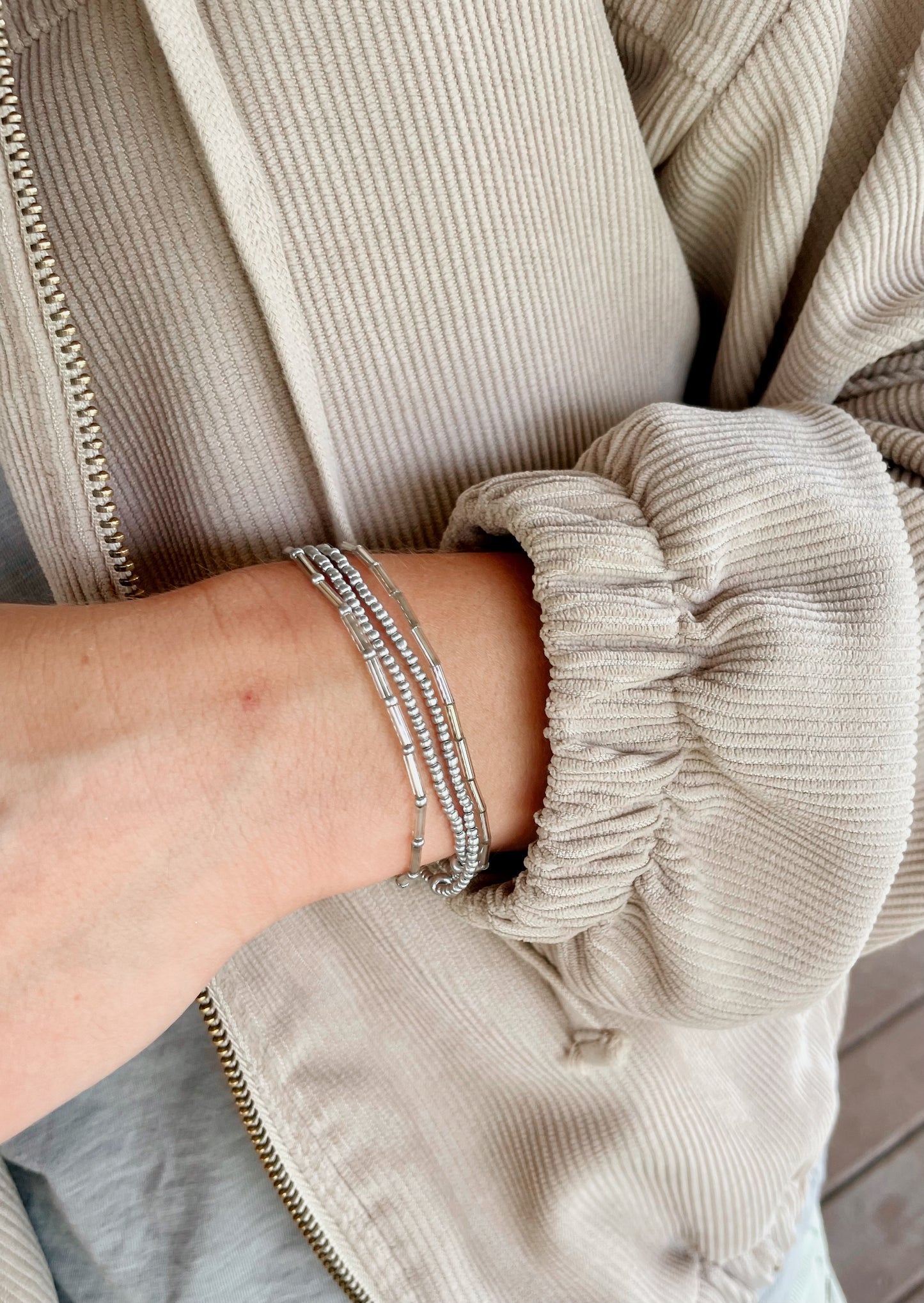 Minimalist Silver Beaded Bracelet Stack, Glass Seed Bead Stretch Bracelet Set for Women, Dainty Beaded Bracelet Set
