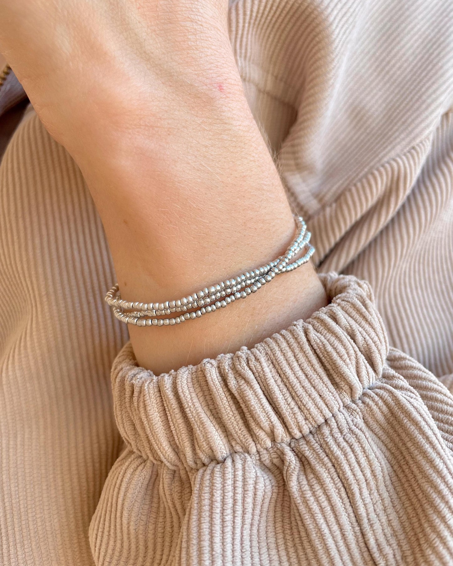 Minimalist Beaded Silver Stretch Bracelet Seed Bead Bracelet Simple Jewelry Layering Dainty Bracelet Lightweight Jewelry Gift Idea for Mom