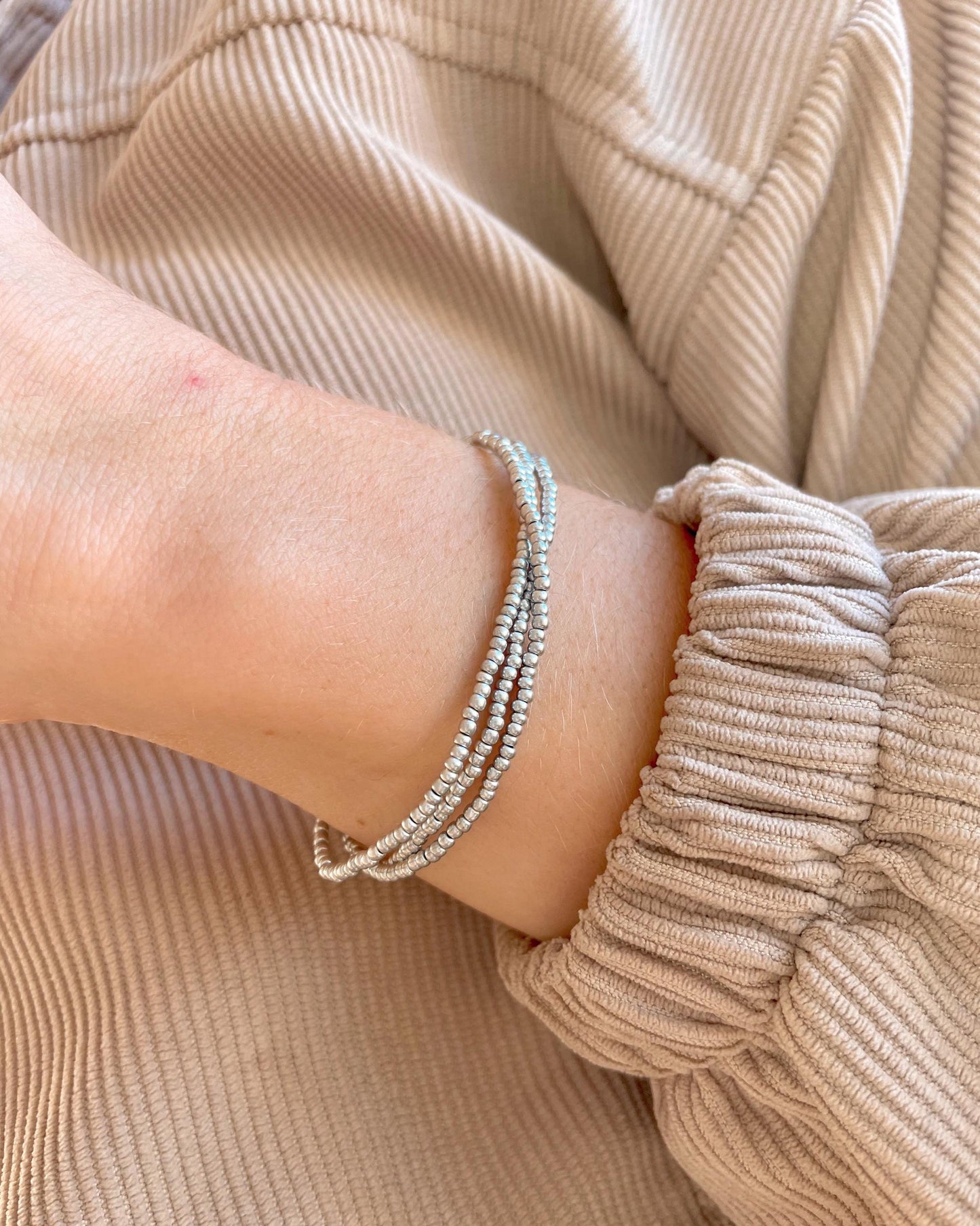 Minimalist Beaded Silver Stretch Bracelet Seed Bead Bracelet Simple Jewelry Layering Dainty Bracelet Lightweight Jewelry Gift Idea for Mom